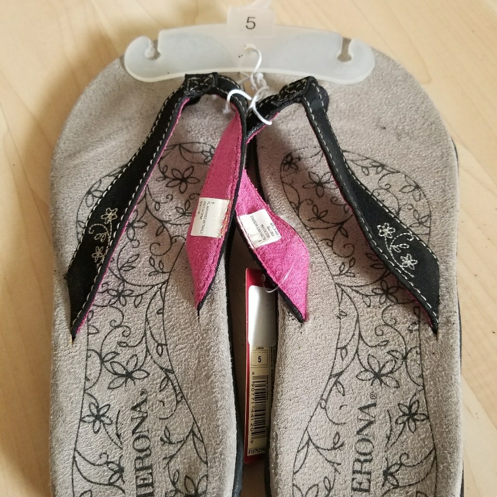 NWT Slippers/Flip Flops - Size 5